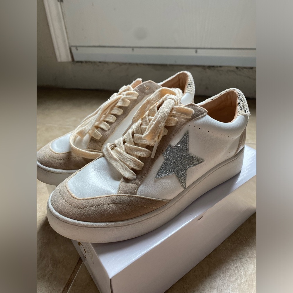 OASIS SOCIETY CALIFORNIA WHITE AND BEIGE SNEAKERS WITH SILVER STAR